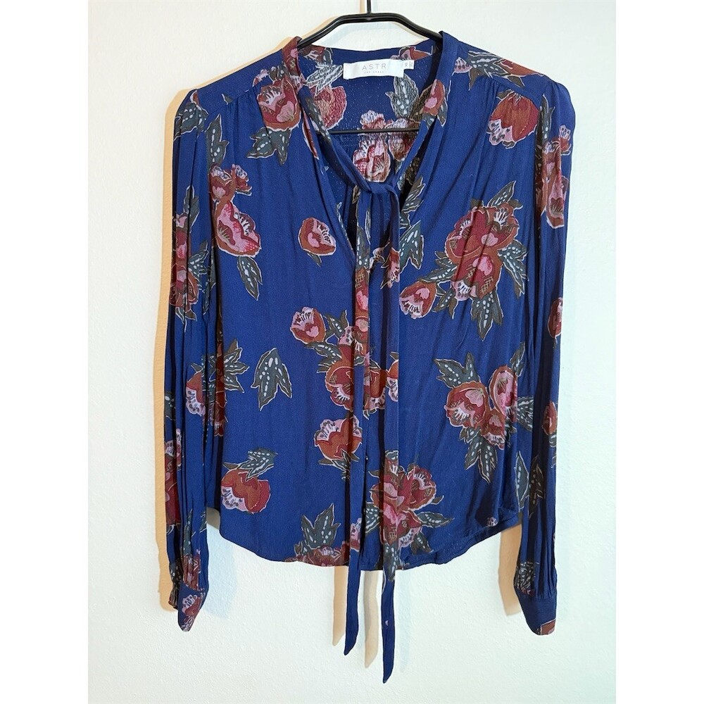 ASTR The Label Estelle Blouse Womens XS Blue Floral Tie-Neck Long Sleeve